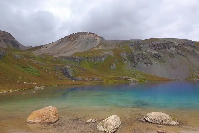 Ice Lake's turquoise shallows below V4 peak in early September