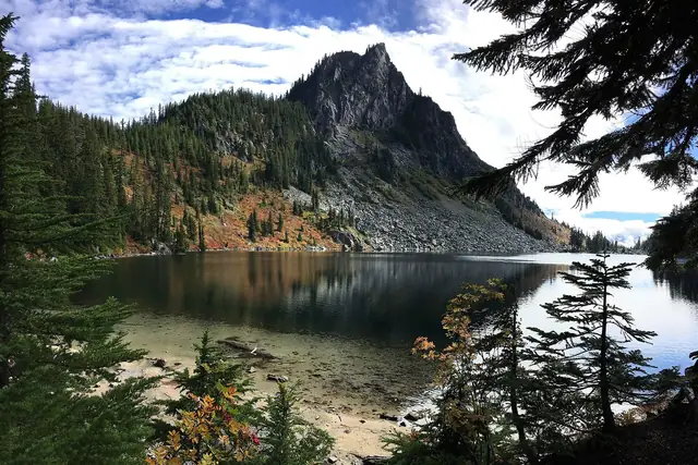 Lichtenberg Mountain above Lake Valhalla in late September